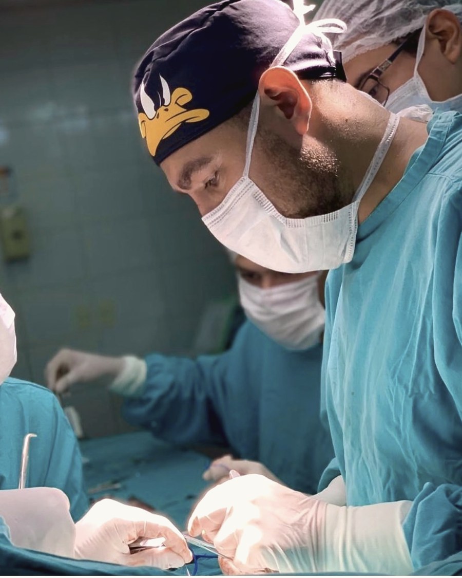 Dr. Sebastián Ruarte en quirófano
